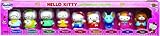 Ce coffret contient 1 figurine d'Hello Kitty et 8 personnages qui composent sa famille et ses amis : sa soeur jumelle Mimy, maman, papa, mamy, papy, et ses amis Kathy, Fifi et Tyggy.