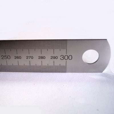 Rostfreier Stahllineal Starre Ausführung mm/mm teilung / 30x1,0 v. links n. rechts-3000mm