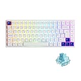 ✒️【PBT Double Shot & Cherry Profile】: Double-Shot-Tastenkappen sind extrem langlebig und verschleißfest auch über Jahrzehnte, und die gedruckten Legenden sind besonders lebendig, scharf mit hohem Kontrast. Das ergonomische Design mit Cherry-High-Tastenkappen sorgt für ein vertrautes und komfortables Tipperlebnis.