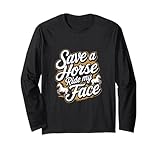 Save A Horse Ride My Face est un ajout humoristique à votre collection de t-shirts pour femmes et hommes ainsi que des accessoires sur le thème des chevaux tels que des colliers et des boucles d'oreilles. C'est une surprise ludique pour les amateurs de chevaux et les cavaliers célébrant les anniversaires