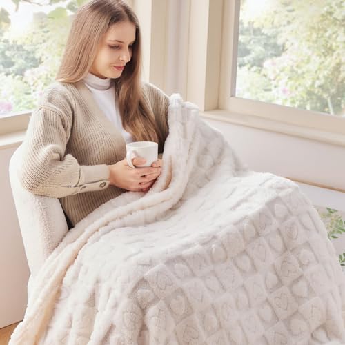 NEWCOSPLAY Super Soft Twin Blanket Ivory Premium Silky Flannel Fleece 3D Heart Checkered Lightweight Bed Blanket All Season Use (Ivory Heart, Twin(60"x80"))