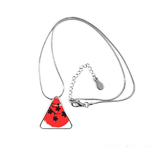 Pendentif triangle sakura du Japon : sublimez vos looks trop simples