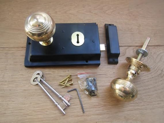 Deluxe 6;x4 Brass Rim Lock Set with Polished Brass Knob,Surfac Mounted Door Lock with Latch, Shed Lock with Key, Vintage Gate Lock for Outdoor Sheds, Gates, or Doors (Black/Brass)