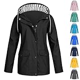 Imperméable fonctionnel : imperméable et à séchage rapide, il résiste sans effort aux averses légères. Léger, il permet de superposer facilement d'autres vêtements en dessous. Deux grandes poches profondes sur le devant permettent de ranger votre téléphone et vos clés en toute sécurité. Comprend un sac de transport pratique. Sa silhouette décontractée et tendance en fait bien plus qu'un simple imperméable : c'est une veste élégante et légère à porter au quotidien.