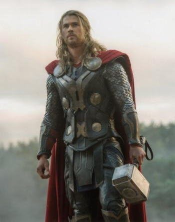 Amazon ブロマイド写真 クリス ヘムズワース マイティ ソー2 ダーク ワールド ハンマー持ち立つソー アイドル 芸能人グッズ 通販 Amazon ブロマイド写真 クリス ヘムズワース マイティ ソー2 ダーク ワールド ハンマー持ち立つソー アイドル 芸能人グッズ 通販