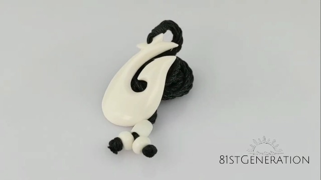 81stgeneration Ciondolo a Forma di Squalo Martello Hei Matau in Osso Intagliato a Mano | Accessorio da Surfista da Uomo | Collana Fatta a Mano con Cordino e Amo da Pesca in