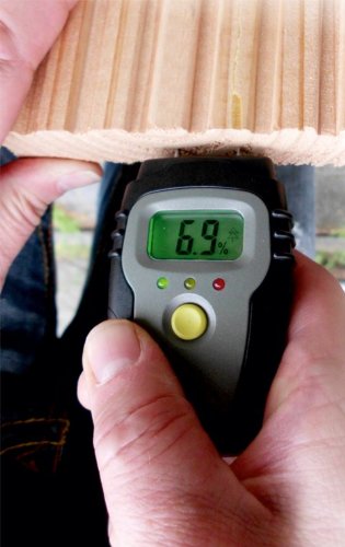 Close-up of Werkzeyt B29820 measuring moisture in wood