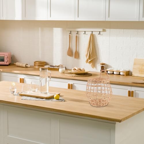 Cesta tejida de ratán hecha a mano en tono beige para una cocina organizada y sofisticada 6