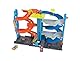 Hot Wheels City Trackset mit 1 Auto, 2-in-1-Rennturm, von Einzelbahn in zweispurige Rennbahn umwandelbar, manueller Aufzug, HKX43