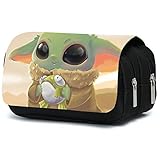 【Diseño】Estuche para lápices son 20 x 10 x 7,5 cm. Baby Yoda estuche para lápices tiene un diseño de apariencia encantador, que agrega un toque de color a su aburrido estudio y vida, simple y moderno, permite que el usuario disfrute de la vida todos los días al verla.