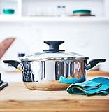 Glasabdeckung: Die beschwerte Glasabdeckung stoppt den Dampf und ermöglicht ein wasserloses Kochen. Das Glas ermöglicht es Ihnen, den Inhalt zu überprüfen, ohne den Deckel anzuheben. Kalibrierung: Die Markierungen erleichtern das Abmessen und Hinzufügen von Flüssigkeiten. Material und Kapazität: Der Universal-Suppentopf ist aus Edelstahl und hat eine Kapazität von 4 l