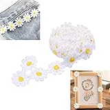 🌼【GEEIGNET ZUM NÄHEN, BASTELN UND DEKORIEREN】: Das weiße Gänseblümchenband kann auch auf den Stoff von Kleidern, Kleidung, Hüten, T-Shirts, Jeans, Haargummis, Tischdecken, Vorhängen, Puppen, Kränzen, Taschen und vielem mehr genäht werden. Es ist ein großartiges Material zum Basteln. Sie können es direkt auf die Oberfläche Ihres Stoffes nähen, um Ihren Stoffentwürfen ein lebhaftes Farb- und Stilelement hinzuzufügen