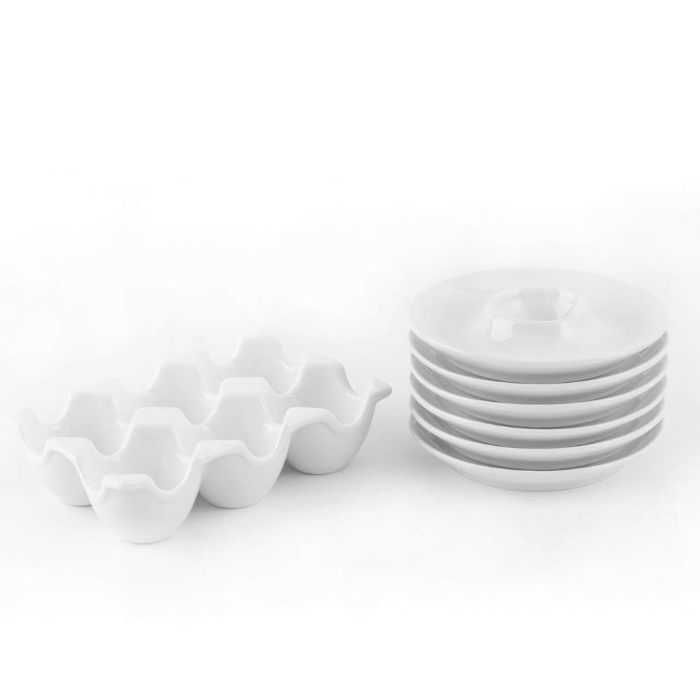 Caja de huevos con seis hueveras de porcelana blanca en un set de 7 piezas
