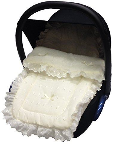 Chancelière cosy en broderie anglaise crème qui garde les pieds au chaud