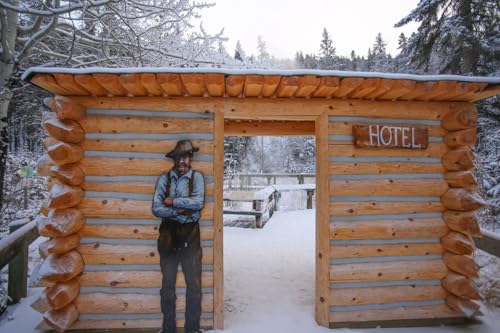 【カナダの風景ポストカード】丸太小屋のホテル風ゲート ― 冬の森にたたずむ木造アート はがき photo by MIRO