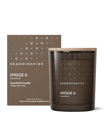 Skandinavisk HYGGE 'Gemütlichkeit' Duftkerze. Duftnoten: Schwarzer Tee und Minzeblätter, getrocknete Äpfel und ein Hauch von gebackenem Zimt. 200 g.