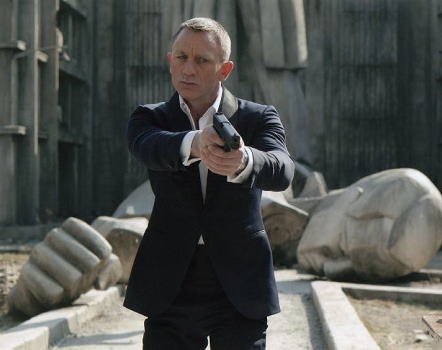 Amazon.co.jp: ブロマイド写真映画『007 スカイフォール』/銃を構え