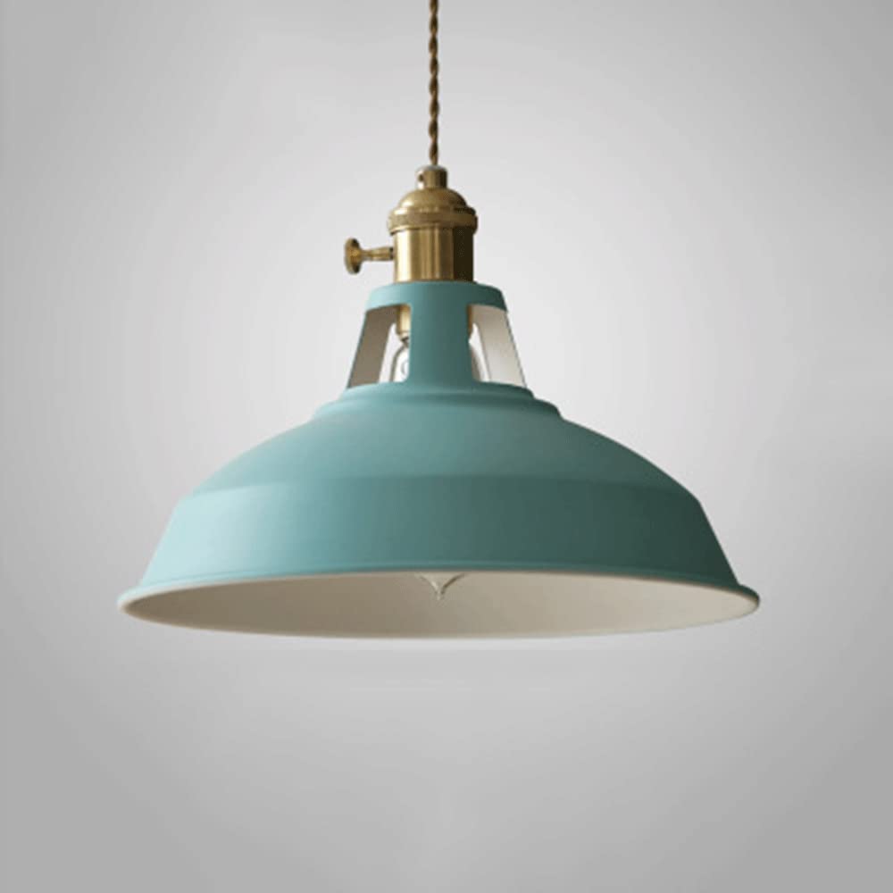Lustre moderne en métal pour relooker une cuisine ancienne et sombre
