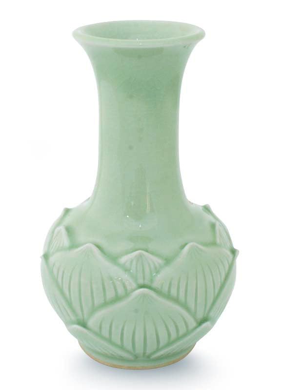 Vase céladon vert lotus NOVICA en céramique artisanale de haute qualité