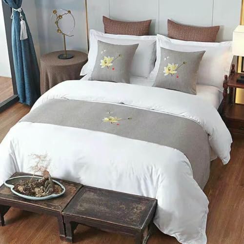 Lits de mariage sublimés par ce couvre-lit brodé et sa serviette de queue - 5