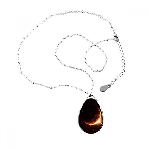 Bijoux avec la chaîne pendentif planète d'or et univers