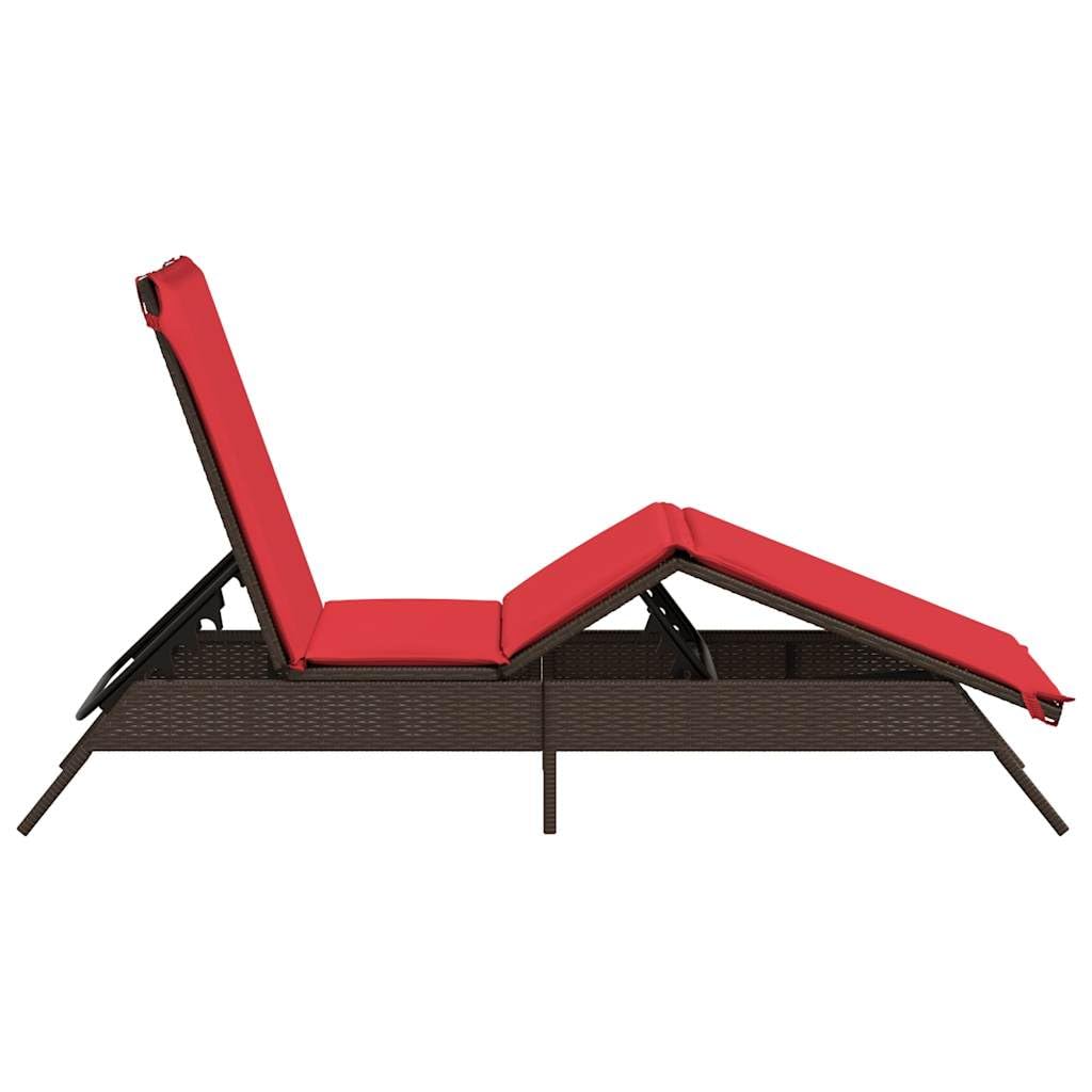 Lettino Prendisole da Giardino in Polyrattan Marrone | Sdraio regolabile per giardino e piscina con cuscino rosso imbottito e sfoderabile per momenti di relax all'aperto.