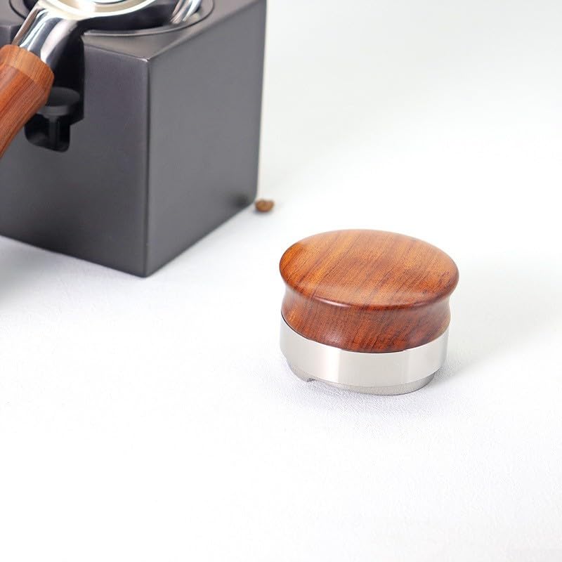 Risultati ottimali dell'espresso: distribuendo uniformemente i fondi e pressando a profondità costante, questo strumento aiuta a garantire la massima efficienza di estrazione e aroma, rendendo ogni espresso soddisfacente e ripetibile.
