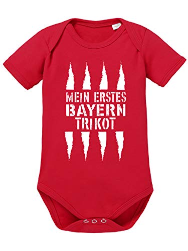 clothinx Mein erstes Bayern Trikot | Lustiges Stadt und Fußballmotiv | Das ist Nachwuchsförderung auf bayrisch | Fußball ist unser Leben Baby-Body aus 100% Bio Baumwolle Rot Gr. 62