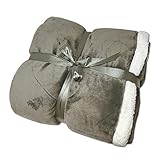 Diese Wohndecken bzw. Kuscheldecken sind flauschig weich und wohlig warm und haben eine tolle schwere Qualität. Flauschige Fellimitat Decken für Ihr Sofa als Überwurf oder einfach zum einkuscheln. Einfach eine kuschelige kunstfelldecke. Die Oberseite der Microfaserdecke ist aus kuscheligweicher Microfaser in samtiger Optik, die Unterseite ist in weicher Sherpa Lammflor Felloptik.