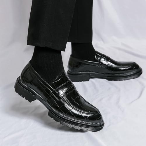 Zapatos de vestir slip-on tipo mocasín de charol moderno con tacón bajo para hombre 4