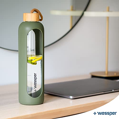 Wessper Bouteille d’eau de Motivation en Verre avec Temps Horaire 1L, une Gourde en Verre Hermétique avec Couvercle en Bambou 1 Litre Réutilisable avec Housse en Silicone, Olive