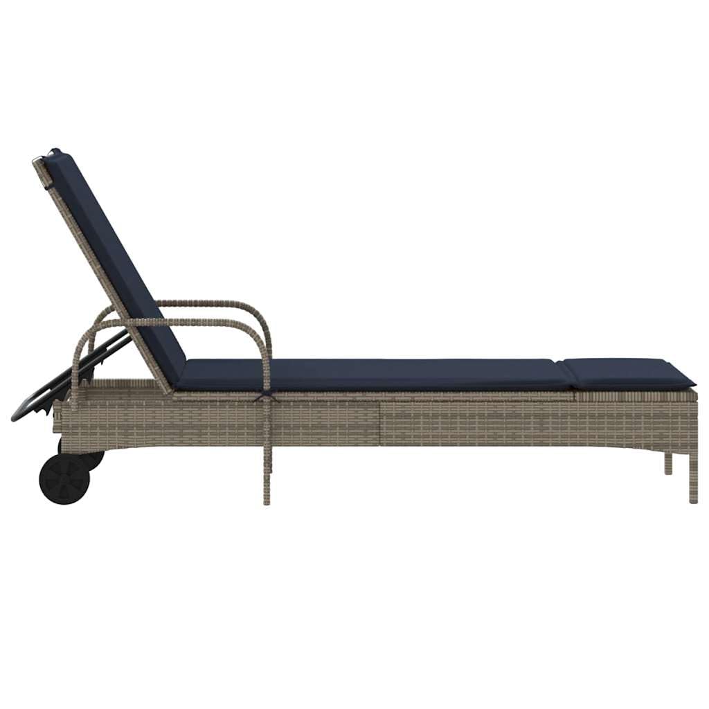 Lettino prendisole con ruote, lettino da giardino in polyrattan con schienale regolabile, sdraio relax per terrazza, cuscino incluso, grigio e blu navy, 200 x 61 cm