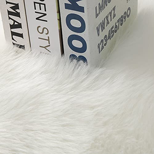 Cumay Faux Lammfell Schaffell Teppich 60 x 90 cm Lammfellimitat Teppich Longhair Fell Optik Nachahmung Wolle Bettvorleger Sofa Matte (Weiß)