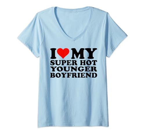 Mujer Amo a mi novio más joven y caliente, amo a mi novio más joven y caliente Camiseta Cuello V