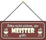 Blechschild 27x10cm gewölbt mit Kordel Der Meister grillt Grill Sprüche Deko Geschenk Schild