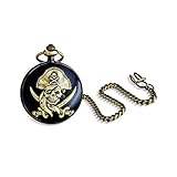 Reisen Sie zurück in der Zeit mit diesem antiken gestalteten Taschenuhr, die ist so vielseitig wie das offene Meer Piraten. Das vordere Gehäuse verfügt über eine detaillierte Pirat Totenkopf und zwei gekreuzte swish Schwerter auf der Unterseite. Es ist obere Krone macht es leicht, um die Zeit einzustellen.