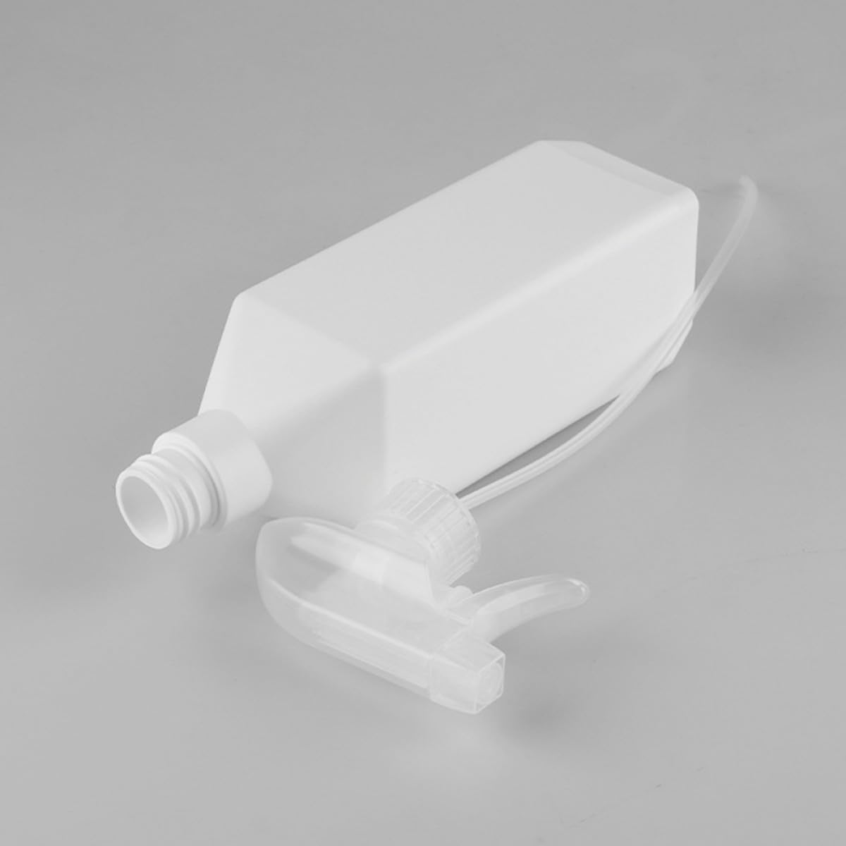 2pcs 500ml Refillable Spray Bottles Press Trigger, Plastic Square Shoulder Mist Sprayers for Household Cleaning, Plant Watering, Beauty and Hair Dressing Use