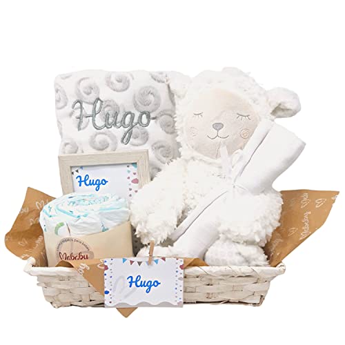 Mababyshop Happy Animals, Cesta Regalo Bebé, Canastilla Personalizada para Recién Nacido con Manta Bordada con el Nombre, Peluche, Pastel de Pañales Y más, Set de Regalo Bebé Completo (Ovejita Blanca) Cover