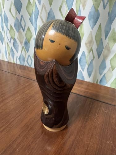 湯西川 伝統的な木製こけし 赤いリボンのサムネイル