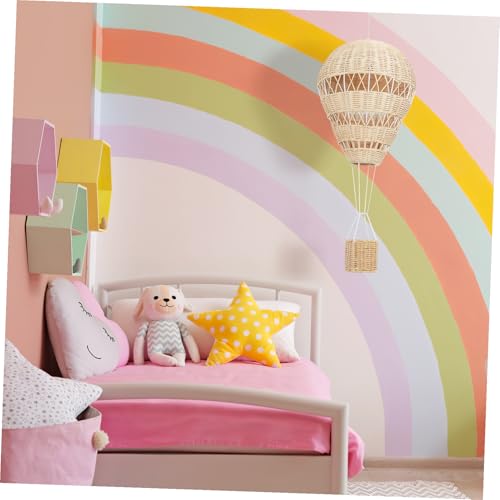 Montgolfière rotin pour embellir un mur de chambre vide
