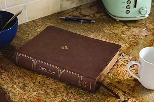 Image of NKJV, Thompson Chain-Reference Bible, Large Print, Leathersoft, Brown, Red Letter, Thumb Indexed, Comfort Print
