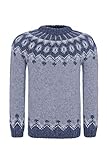 Jeder handgestrickte Pullover hat ein Etikett mit dem Namen der Strickerin.