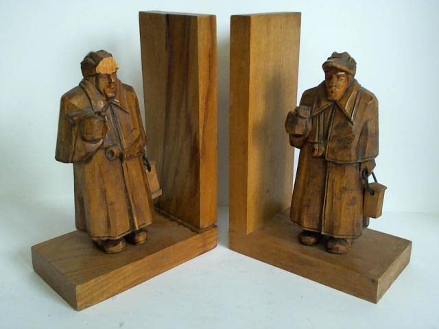 2 Buchstützen aus Holz - Nachtwächter mit Laterne in der linken Hand