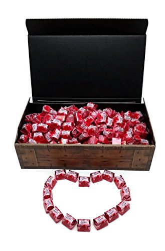 Ferrero Mon Cherie XXL Geschenk Schatztruhe mit 180 Pralinen - die kleine Kostbarkeit für Ihre Liebsten - perfekt zum verschenken oder auch als Dekoration Cover