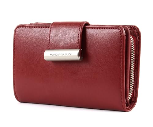 Zaino in nylon lucido con dettagli in Finta pelle. Funzionale e leggera, look sportivo e chic, tasche esterne con chiusura lampo. Interno personalizzato con più tasche. Accessori in metallo, puller e scritta personalizzati.