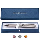 Experimenta la elegancia de un verdadero bolígrafo de lujo: The Manor y Hawthorne. Con un refinado acabado lacado en tu elección de oro, plata u oro rosa, este bolígrafo encarna la artesanía de primera calidad y la sofisticación atemporal de una marca británica boutique.