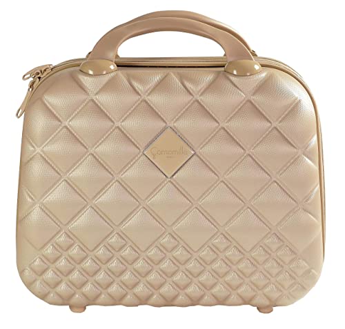 [DESCRIZIONE INTERNA] La suddivisione interna del Vanity Case comprende due divisori con chiusura a zip: uno dotato di tre scomparti elastici per piccoli oggetti e l'altro corredato di tre fascette elastiche. La fodera interna è realizzata in poliestere (80%) e cotone (20%).