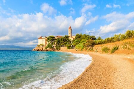 92952079 Poster Motif vagues sur la plage avec le célèbre monastère dominicain dans la ville de Bol, île de Brac, Croatie 120 x 80 cm