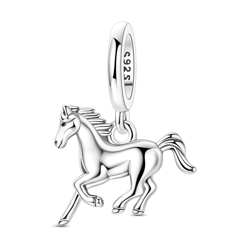 Abalorio de caballo galopante de plata para lucir en eventos ecuestres y moda diaria