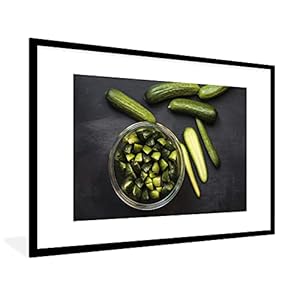 Poster met lijst Komkommer – Poster met lijst Verse minikomkommers in kwarten en stukjes gesnen – 90×60 cm